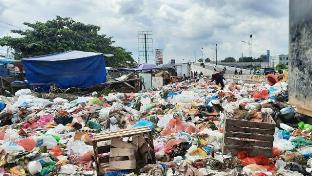 DLHK Kota Pekanbaru baru membebaskan 10 titik dari 95 tempat pembuangan sementara sampah ilegal (foto/ilustrasi)